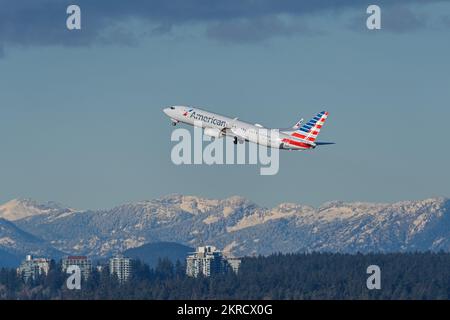 Richmond, British Columbia, Kanada. 28.. November 2022. Ein American Airlines Boeing 737-800 Jetliner (N925NN) verlässt den Vancouver International Airport. (Kreditbild: © Bayne Stanley/ZUMA Press Wire) Stockfoto