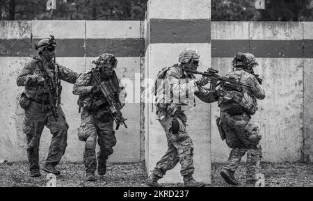 USA Armee-Fallschirmjäger der Crow Company zugeteilt, 2.. Bataillon, 504.. Parachute-Infanterie-Regiment, 1.. Brigaden-Kampfteam, 82.. Luftwaffe führen eine Feuerübung auf Brigadeebene im Joint Readiness Training Center (JRTC) Rotation 23-02 in Fort Polk, Louisiana, 14. November 2022 durch. Die Live-Brandübungen wurden zusammen mit niederländischen und japanischen Verbündeten bei JRTC durchgeführt, mit Missionen wie dem Durchbrechen und Räumen von Gebäuden, Feuerruf und mehr. Stockfoto