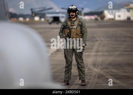 EIN US-AMERIKANISCHER Marine mit Marine Medium Tiltrotor Squadron (VMM) 265 bereitet einen MV-22B Osprey für den Start während der Übung Keen Sword 23 am Flughafen Kumamoto, Kumamoto, Japan, am 14. November 2022 vor. Keen Sword übt die kombinierten Fähigkeiten und die Letalität aus, die zwischen dem 1.. Marine Aircraft Wing, der III Marine Expeditionary Force und der Japan Self Defense Force (JSDF) entwickelt wurden. Diese bilaterale Übung zwischen dem US-Militär und der JSDF stärkt die Interoperabilität und bekämpft die Bereitschaft der Allianz zwischen den USA und Japan. Stockfoto