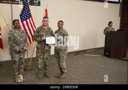 Oberstleutnant Christian Neary, Befehlshaber der Mobilisierungs-Brigade, Und Kommandoleiter Major Denise Demps, Mobilisierungs-Support-Brigade, Kommandofeldwebel Major, überreicht 1. LT. Lashawndra Conley die Army Commendation Medal für ihren Dienst, während er der Mobilisierungs-Support-Brigade bei einer Preisverleihung im Mission Training Complex in Fort Hood, Texas, am 15. November 2022 zugeteilt wurde. Die RSG 642. veranstaltete eine Preisverleihung zum Ende der Tour, um die harte Arbeit und den Einsatz ihrer Soldaten und Zivilpersonen während ihrer Zeit als Mobilisierungs-Support-Brigade in Fort Hood von Dece zu würdigen Stockfoto