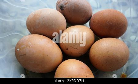 Nahaufnahme faules Hühnerei ungesunde Lebensmittel verursachen Infektionskrankheit Stockfoto