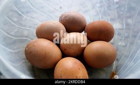 Nahaufnahme faules Hühnerei ungesunde Lebensmittel verursachen Infektionskrankheit Stockfoto