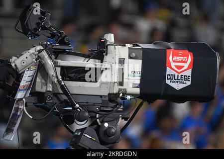 Eine ESPN College-Fußballkamera während eines NCAA-Fußballspiels zwischen den UCLA Bruins und den Washington Huskies, Freitag, 30. September 2022, in Pasadena, C Stockfoto