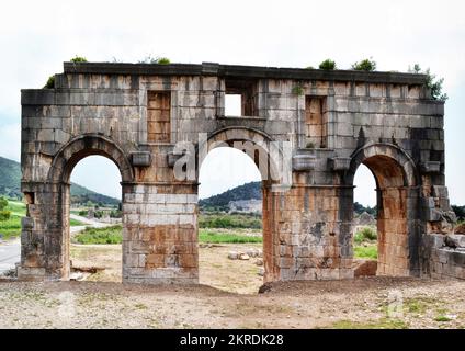 Antalya, Türkei - 2014. April: Ruinen und Eingangstor der alten Lykischen Stadt Patara Stockfoto