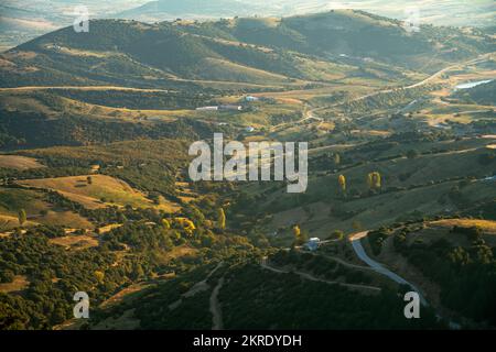 Blick auf die Landschaft von Zentralgriechenland vom Olymp-Massiv bei Sonnenuntergang Stockfoto