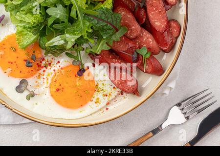 Klassisches englisches Frühstück mit Spiegeleiern Stockfoto