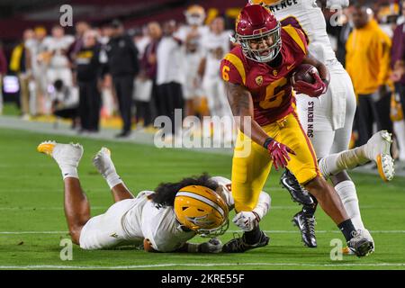 Südkalifornien Trojaner Running Back Austin Jones (6) wird von Arizona State Sun Devils Linebacker Merlin Robertson (8) während eines NCAA-Fußballs angegriffen Stockfoto