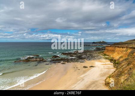 Blick auf die St. Ives Bay in Cornwall und den kleinen Strand in der Nähe von Gwihian mit dem Godrevy Lighthouse im Hintergrund Stockfoto