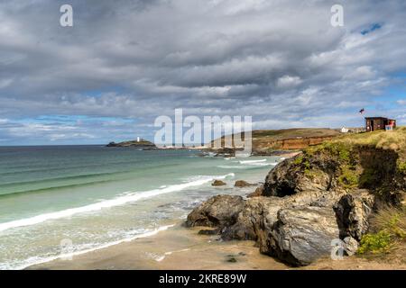 Blick auf die St. Ives Bay in Cornwall und den kleinen Strand in der Nähe von Gwihian mit dem Godrevy Lighthouse im Hintergrund Stockfoto