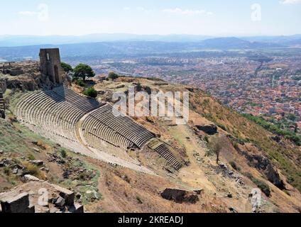 Bergama, Türkei, 2018. September: Gut erhaltenes Theater aus der griechischen und römischen Antike, Pergamon ist ein UNESCO-Weltkulturerbe Stockfoto