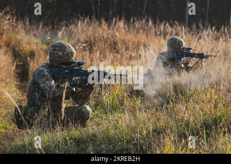 Britische Offiziere Kadetten von der Royal Military Academy Sandhurst führen einen simulierten Angriff während des Trainings in Grafenwoehr, Deutschland, am 15. November 2022 durch. Die Simulation ist eine der vielen Trainingsherausforderungen, die zwischen einem Offizier Kadett und ihrer Beauftragung als Offizier der Royal Military Academy Sandhurst liegen. Stockfoto