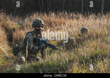 Britische Offiziere Kadetten von der Royal Military Academy Sandhurst führen einen simulierten Angriff während des Trainings in Grafenwoehr, Deutschland, am 15. November 2022 durch. Die Simulation ist eine der vielen Trainingsherausforderungen, die zwischen einem Offizier Kadett und ihrer Beauftragung als Offizier der Royal Military Academy Sandhurst liegen. Stockfoto