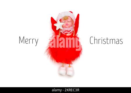 Flach liegender Komposition Angel mit Flügeln in roter Kleidung und Hut isoliert auf weißem Hintergrund Top View Weihnachten Karte Creative Merry Christmas Konzept Stockfoto