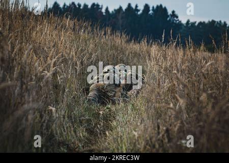 Britische Offiziere Kadetten von der Royal Military Academy Sandhurst führen einen simulierten Angriff während des Trainings in Grafenwoehr, Deutschland, am 15. November 2022 durch. Die Simulation ist eine der vielen Trainingsherausforderungen, die zwischen einem Offizier Kadett und ihrer Beauftragung als Offizier der Royal Military Academy Sandhurst liegen. Stockfoto