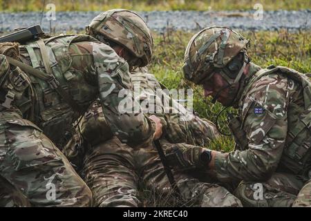 Britische Offiziere Kadetten von der Royal Military Academy Sandhurst führen einen simulierten Angriff während des Trainings in Grafenwoehr, Deutschland, am 15. November 2022 durch. Die Simulation ist eine der vielen Trainingsherausforderungen, die zwischen einem Offizier Kadett und ihrer Beauftragung als Offizier der Royal Military Academy Sandhurst liegen. Stockfoto