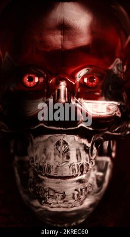 Kreatives futuristisches Porträt auf dem grellen Gesicht eines robotischen Skeletts aus rotem Kristall. Cyborg Evolution zur Singularität Stockfoto