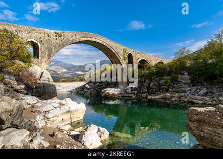Blick auf die osmanische Mesi-Brücke in der Nähe von Shkoder im Nordwesten Albaniens Stockfoto