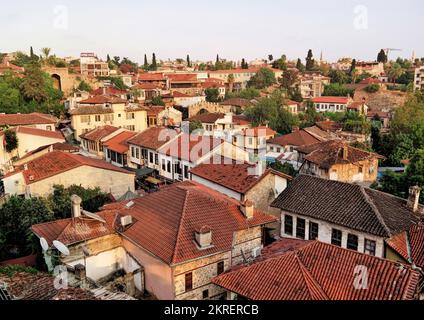 Antalya, Türkei, Mai 2019: Das alte Zentrum von Antalya, Kaleici traditionelle Häuser von Antalya. Stadtbild mit Dachziegeln Stockfoto