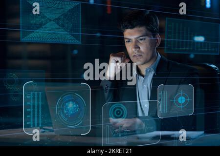 Digital verbesserte Aufnahme eines gutaussehenden Geschäftsmanns, der im Büro arbeitet, überlagert über mehrere Zeilen Computercode Stockfoto