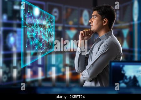 Digital verbesserte Aufnahme eines Geschäftsmanns, der im Büro arbeitet, überlagert über mehrere Computerzeilen Stockfoto