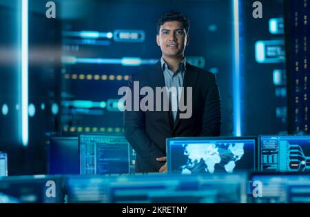 Digital verbessertes Porträt eines Geschäftsmannes, das über mehrere Bildschirme von Virtual-Reality-Projektionen und -Bildschirmen überlagert wird Stockfoto