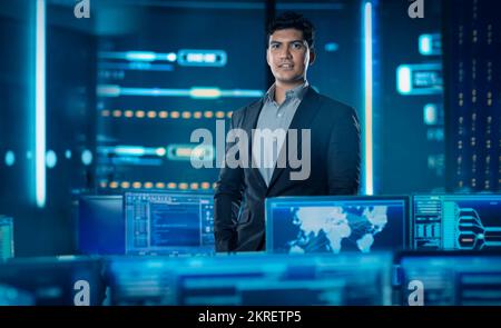 Digital verbessertes Porträt eines Geschäftsmannes, das über mehrere Bildschirme von Virtual-Reality-Projektionen und -Bildschirmen überlagert wird Stockfoto