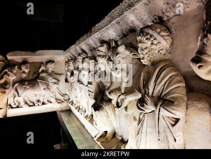 Antalya, Türkei - April 2019: Teil eines Marmorfriezes aus dem Tempel des Apollo in Perge. Es zeigt, dass Rinder von Menschen zu einem Ort geführt werden, an dem Opfer gebracht werden Stockfoto