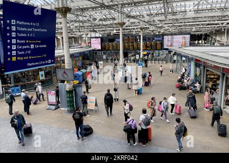 Dateifoto von Pendlern und Reisenden am Bahnhof Waverley in Edinburgh vom 23. Januar 05/22. Wenn es nicht gelingt, mehr Kunden für die Eisenbahn zu gewinnen, besteht die Gefahr, dass das Netz dauerhaft kleiner wird, warnte ein Industrieverband. Rail Partners, ein Vertreter unabhängiger Personen- und Güterzugbetreiber, veröffentlichte einen Bericht, in dem die Regierung aufgefordert wird, dringend Maßnahmen zu ergreifen, um "eine Spirale des Niedergangs zu vermeiden". Ausgabedatum: Dienstag, 29. November 2022. Stockfoto