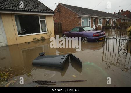 Aktenfoto vom 12.11/2019, von einem Haus umgeben von Überschwemmungen in Fishlake, Doncaster. Tausende weitere Häuser könnten in den kommenden Jahrzehnten einem hohen Risiko von Überschwemmungen aufgrund des Klimawandels und der Urbanisierung ausgesetzt sein, warnten Regierungsberater. In einem neuen Bericht der National Infrastructure Commission (NIC) wird darauf hingewiesen, dass die Zahl der Häuser und Immobilien in England, die von Oberflächenwasser überflutet werden könnten, in den nächsten 30 Jahren von heute 325.000 auf 600.000 ansteigen könnte. Ausgabedatum: Dienstag, 29. November 2022. Stockfoto