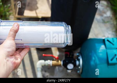 Filtration von Wasser aus einem Brunnen mit einem Sand- und Schmutzfilter. Wasserversorgung auf dem Land. Industrie Stockfoto