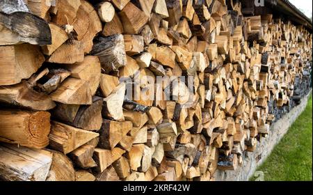 Schuppen für die Lagerung von Brennholz im Dorf. Holz zum Heizen. Platz für Text kopieren Stockfoto