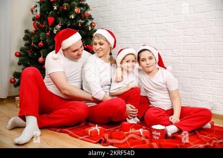 Familie am Weihnachtstag zu Hause. Porträt einer glücklichen Familie Stockfoto