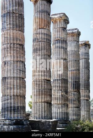 Priene, Söke, Aydın, Türkei, September 2018: Ruinen der antiken Stadt Priene, Ionische Säulen des Tempels der Athena Polias in Priene. Stockfoto