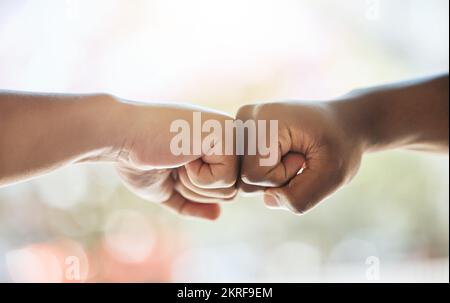 Faustschlag, Solidarität und Hände des Teams zusammen für teambildende Unterstützung, Vielfalt und partnerschaftliche Zusammenarbeit. Bokeh-Hintergrund, Rassismus und Stockfoto