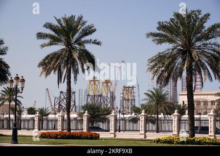 Sharjah, VAE 21. Februar 2020: Landschaftsgestaltung der Stadt mit Palmengassen entlang der Straßen Stockfoto