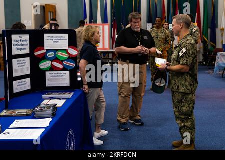 221116-A-NR779-1028 MANAMA, Bahrain (16. November 2022), Hinten-ADM. Sean Bailey, stellvertretender Befehlshaber der USA Marine Forces Central Command, nimmt am 16. November an einer Gesundheits- und Sicherheitsmesse in Bahrain Teil. Die Veranstaltung förderte das Sicherheitsbewusstsein der US-Militärgemeinde in Bahrain vor Beginn der Weihnachtssaison. Stockfoto