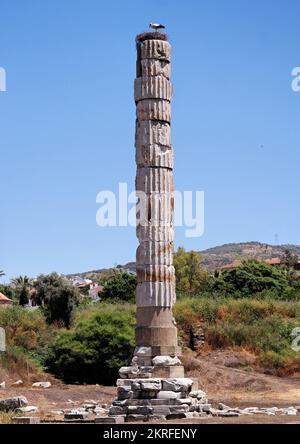 Izmir, Selcuk, Türkei, Mai 2018: Säule und Ruinen des Tempels von Artemis Ephesus, eines der sieben Weltwunder der Antike Stockfoto