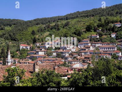 Izmir, Selcuk, Türkei, Mai. 2018 Uhr: Blick auf das Bergdorf Sirince. Ein seltenes Beispiel osmanischer christlicher Architektur Stockfoto