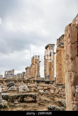 Pamukkale, Denizli, Türkei, Okt. 2019: Nekropolis Blick auf Hierapolis, war eine antike griechische Stadt an einem bewölkten Tag im klassischen Phrygia Stockfoto