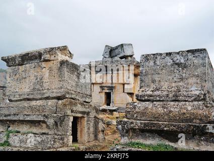 Pamukkale, Denizli, Türkei, Okt. 2019: Nekropolis Blick auf Hierapolis, war eine antike griechische Stadt an einem bewölkten Tag im klassischen Phrygia Stockfoto