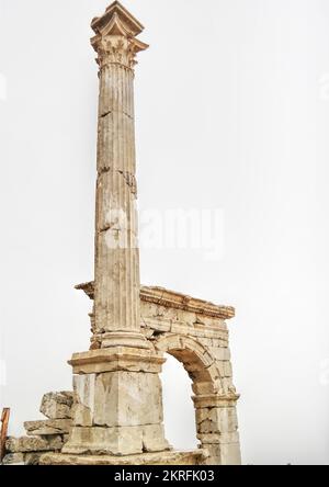 Sagalassos, Burdur, Türkei, Okt. 2019: Das monumentale Bogentor von Sagalassos, die antike Stadt wurde auf den südlich gelegenen Hängen des Taurus gegründet Stockfoto