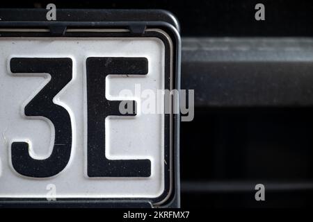 Renningen, Deutschland. 28.. November 2022. Während der Wartung eines Mazda MX-30 ist am Stoßfänger ein E-Nummernschild zu sehen. Kredit: Marijan Murat/dpa/Alamy Live News Stockfoto