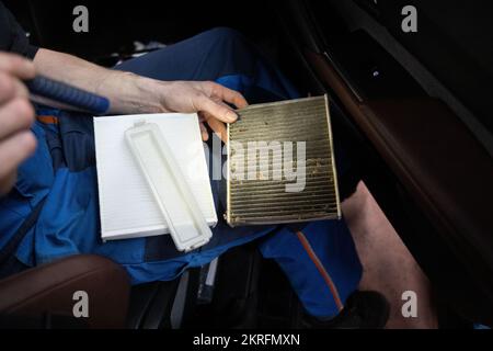 Renningen, Deutschland. 28.. November 2022. Ein Werkstattmitarbeiter wechselt den Kabinenluftfilter während der Wartung eines Mazda MX-30. Kredit: Marijan Murat/dpa/Alamy Live News Stockfoto