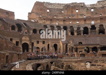 Rom, Italien - Innere des römischen Kolosseums, ein altes ovales Amphitheater. Im größten Kolosseum der Welt. Berühmtes Wahrzeichen. Touristenattraktion. Stockfoto