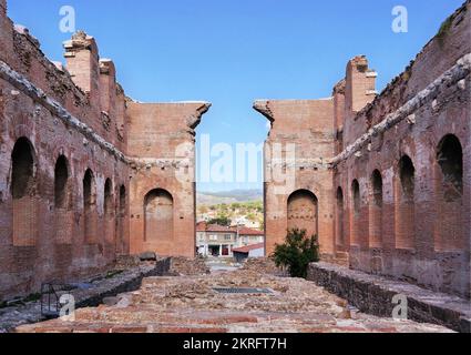 Bergama, Türkei, September 2008: Der Blick von innen auf die Rote Basilika, auch Rote Halle genannt, ist ein monumentaler Ruinentempel in Pergamon Stockfoto