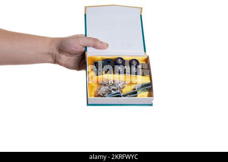 Rollensatz für Schiebetüren auf weißem Hintergrund in der Hand, isolieren. Türmöbel, Industrie Stockfoto