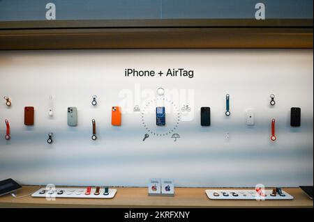 Allgemeiner Überblick über eine Apple AirTag-Ausstellung im The Grove am Donnerstag, den 3. November 2022, in Los Angeles. (Dylan Stewart/Bild von Sport) Stockfoto