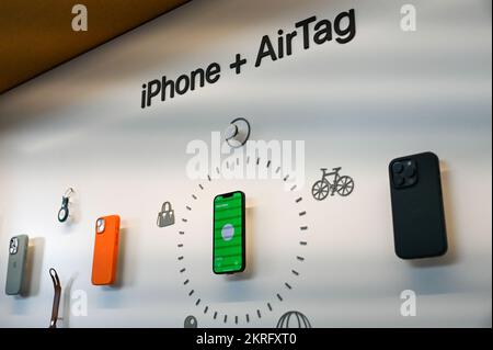 Allgemeiner Überblick über eine Apple AirTag-Ausstellung im The Grove am Donnerstag, den 3. November 2022, in Los Angeles. (Dylan Stewart/Bild von Sport) Stockfoto