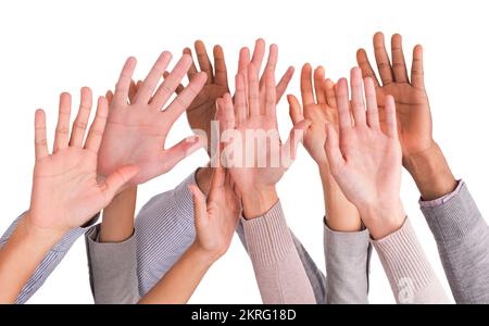 Ich melde mich freiwillig. Zugeschnittenes Bild einer Gruppe von Menschen, die ihre Hand heben. Stockfoto