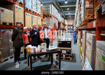 29. November 2022, Brandenburg, Schönefeld: Deutscher Präsident Frank-Walter Steinmeier (Zentrum) besucht das Logistikzentrum des Deutschen Roten Kreuzes (DRK) am Flughafen Berlin-Brandenburg zusammen mit Oleksii Makeiev (links), Botschafter der Ukraine in Deutschland. Im Logistikzentrum der DRK werden Hilfsgüter und technische Hilfsgüter für die Ukraine verarbeitet und verladen. Foto: Bernd von Jutrczenka/dpa Pool/dpa Stockfoto